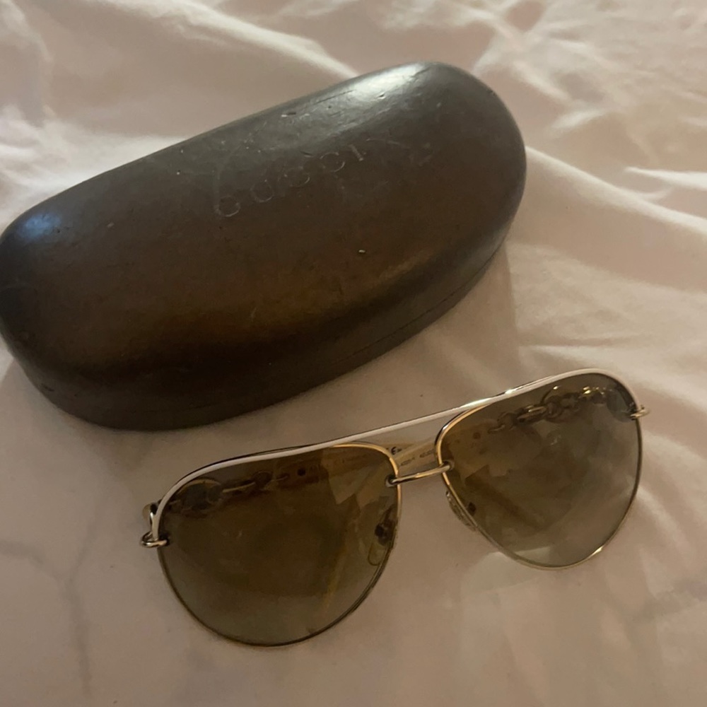 Gucci sunglasses almost brand new looking barely worn